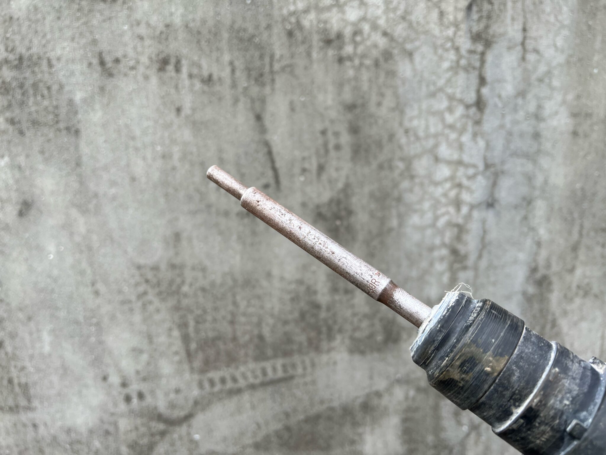 【施工方法】ショートアンカーとは？打ち方、使い方と注意事項を解説【内部コーン打ち込み式】 電気工事ノウハウ大全集