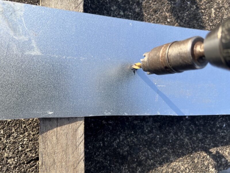ホルソーで穴あけ